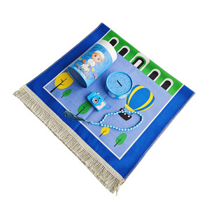 Tapis de prière islamique en peluche douce pour enfants, design coloré et vibrant avec tube de rangement cylindrique - Product Image 4