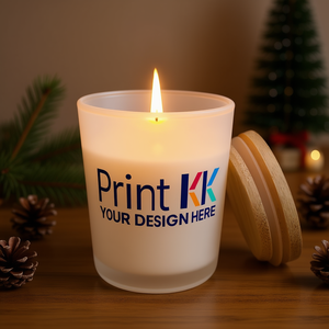 Vela Aromática Personalizada Print Kk de 6oz en Frasco de Vidrio Esmerilado con Tapa de Madera, Decoración Navideña para el Hogar - Product Image 2