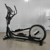 Appareil de fitness elliptique avec console numérique et poignées mobiles pour un entraînement cardio complet du corps et des exercices physiques