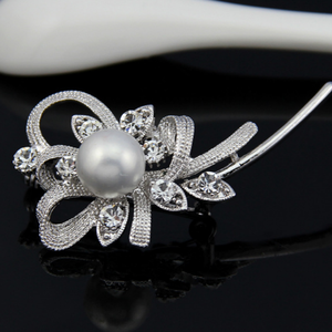 Broche de aleación con incrustaciones de diamantes al por mayor, flor de pecho nupcial de <span class=keywords><strong>boda</strong></span> de mano para mujer, flor de pecho de perla blanca para mujer - Product Image 2