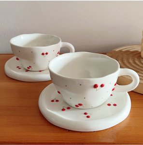 Tasse à café et soucoupe en céramique au design mignon, motif floral peint à la main, tasse à café et soucoupe en céramique cerise - Product Image 3