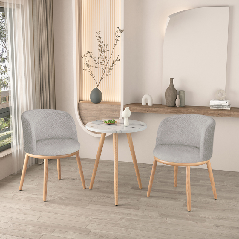 Sedia in tessuto con gambe in legno chiaro, una sedia grigio chiaro