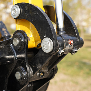Mini-excavatrice sur chenilles avec système de surveillance à distance pour le creusement de piscines, couleur jaune - Product Image 3
