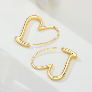 Pendientes de aro en forma de corazón minimalistas de latón blanco, estilo europeo y americano original, versátiles para mujer, gran éxito de ventas. - Product Image 4