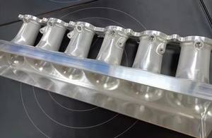 เครื่องจักรซีเอ็นซี 5 แกนความแม่นยำสูงสำหรับงานกลึงท่อไอเสียเครื่องยนต์ ท่อร่วมไอดีอะลูมิเนียม  ออกแบบอุตสาหกรรมตามสั่ง - Product Image 5