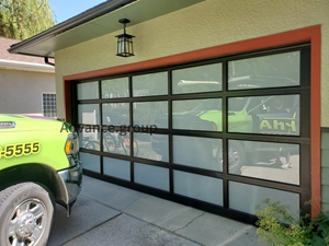 <span class=keywords><strong>Porte</strong></span> <span class=keywords><strong>de</strong></span> <span class=keywords><strong>garage</strong></span> <span class=keywords><strong>sectionnelle</strong></span> automatique à vue complète en verre transparent, au meilleur <span class=keywords><strong>prix</strong></span>, finition industrielle en <span class=keywords><strong>aluminium</strong></span> anodisé noir - Product Image 1