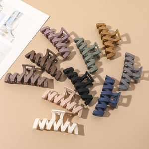 Venta al por mayor 13 cm grandes pinzas de pelo mate para las mujeres en forma de onda accesorios para el cabello de color sólido ondulado pinzas para el cabello - Product Image 4