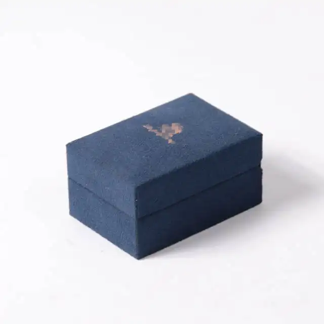 गहने बॉक्स अनुकूलित लोगो निजी लेबल पु चमड़े फ्लिप लाइन में खड़ा पैकेज लक्जरी अंगूठी हार कान की बाली कंगन उपहार संकुल