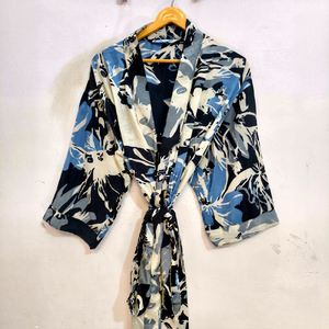 Robe kimono en patchwork de sari de soie faite à la main, couvre-maillot de bain, vêtement de nuit, longue robe, kimono en sari de soie recyclée vintage indien fait à la main - Product Image 1