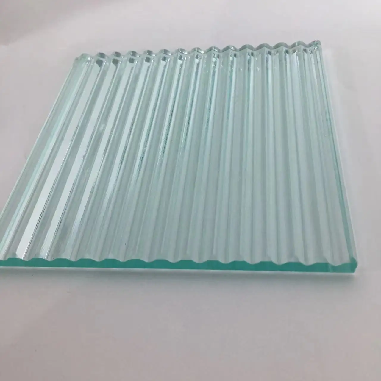 Cina fornitore di 8 millimetri 10 millimetri 12 millimetri basso contenuto di ferro ghisa architettonica decor glassato scanalata chiaro reeded pannelli di vetro