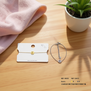 Bracciale in Acciaio Inossidabile con Ciondolo a Lettera E da 1 Cm, Gioiello alla Moda con Catena a Maglie - Product Image 3