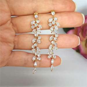 Boucles d'oreilles en or blanc E2289, design fleur en cristal et strass, bijoux de luxe pour femmes, bijoux de mariage - Product Image 4