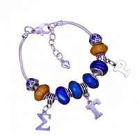 Bracelet ajustable en alliage avec breloques émaillées multicolores pour événements de sororité, idéal comme souvenir ou bijou de poignet.