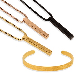 Collier chaîne en acier inoxydable à facettes miroir, pendentif rectangulaire à motif noir et or rose - Product Image 1