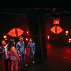 Jeu interactif d'activation murale LED d'intérieur pour équipes - Cache-cache avec yeux malveillants - Product Image 4