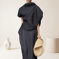 Ensemble deux pièces chic et décontracté pour femme : haut plissé asymétrique à col montant et manches courtes, et jupe longue unie pour l'été