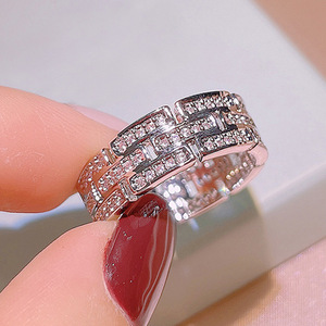Anello con Design a Motivi Geometrici, Stile Minimalista per Donne - Product Image 1