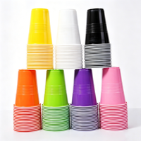 Ensemble de fournitures pour fête - Gobelets en plastique, assiettes en plastique, couteaux, fourchettes et cuillères - pour la décoration de fête sur le thème des anniversaires.