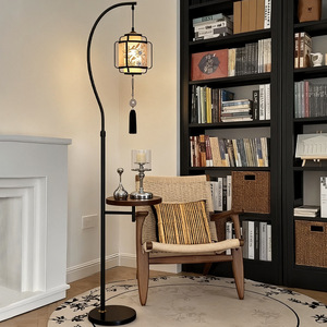 Lampe sur pied <span class=keywords><strong>de</strong></span> style chinois avec une ambiance au chevet du canapé dans le salon, mettant en valeur un style rétro américain - Product Image 3