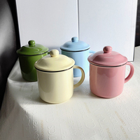Ensemble de tasses et soucoupes en porcelaine à motif émaillé