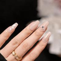 Faux ongles à presser forme cercueil moyenne, romantiques, minimalistes, élégants, blanc nacré, motif fleur cœur et strass