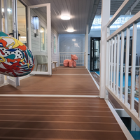 Studio de jardin modulaire préfabriqué avec terrasse surélevée, marches et grande porte vitrée pour espace de bureau à domicile