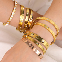 Bracelet jonc ouvert classique en acier inoxydable plaqué or 18 carats, motif cœur et fleur, inaltérable, pour femme, idéal pour cadeau de fête