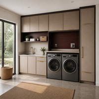 Meubles de buanderie avec lave-linge et sèche-linge superposés, évier, plan de travail, rangement haut et étagères ouvertes éclairées