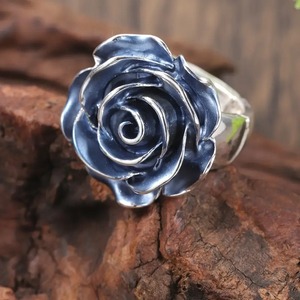 Anello da Donna con Rosa Blu Smaltata, Design Elegante, Gioiello di Moda per Uso Quotidiano e Feste, Regalo per Donne - Product Image 2