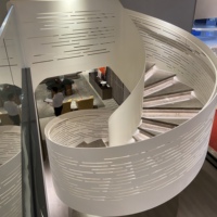 Escaliers en spirale élégants de villa de style européen derniers modèles avec le matériel en verre en acier en bois de conception incurvée préfabriquée