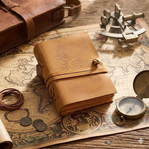 Carnet en cuir fait main avec carte du monde vintage, journal gaufré et pages à bords festonnés - Product Image 1