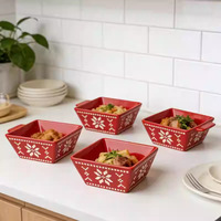 Bol carré en céramique rouge festif avec motif flocon de neige en relief et poignées, résistant au four, idéal pour les collations à la maison, en cuisine ou au restaurant