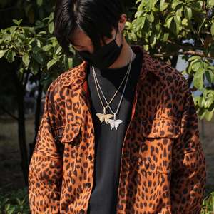 Collana con Piccola Farfalla <span class=keywords><strong>Rosa</strong></span> Ghiacciata con Catena in Acciaio <span class=keywords><strong>Oro</strong></span> <span class=keywords><strong>Rosa</strong></span> per <span class=keywords><strong>Donna</strong></span> e Uomo Gioielli <span class=keywords><strong>Rosa</strong></span> Baby all'Ingrosso - Product Image 3