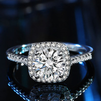 Bague de fiançailles de luxe en laiton plaqué platine avec halo de zircons cubiques taille brillant ronde et zirconiums AAA pour femme
