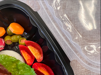 Contenedor de comida de PP con bisagras de plástico desechable duradero de dos colores, caja de platos para llevar impresa con logotipo personalizado