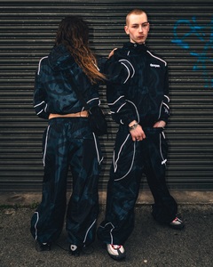 Set Tuta Sportiva Unisex 2 Pezzi in Nylon con Stampa DTG Riflettente per Attività all'Aperto, Giacca a Vento e Pantaloni, Vendita all'Ingrosso dal Produttore - Product Image 2