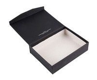 Boîte d'emballage de luxe artisanale personnalisée en carton noir avec fermeture magnétique, insert en carton, revêtement UV, pelliculage mat et éponge