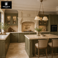 Meubles de cuisine classiques italiens de luxe avec portes à panneaux surélevés, poignées dorées et îlot en pierre pour projets résidentiels de villas de luxe