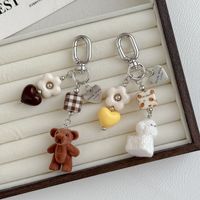 Porte-clés mignon en forme d'ours et de chien floqués avec perles, breloque esthétique en forme de cœur et de fleur, accessoire de sac en métal, cadeau pour elle