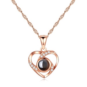 In Oro rosa Placcato 100 Lingue Per Dire <span class=keywords><strong>Ti</strong></span> <span class=keywords><strong>Amo</strong></span> Cuore Proiettata Del Pendente Della Collana - Product Image 1