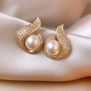 Pendientes de Perlas de Sirena para Mujer, Modernos y Personalizados, de Acero Inoxidable, Chapados en Oro de 14K, con Forma de Corazón, Abeja y Estrella, Joyería para Fiestas - Product Image 5