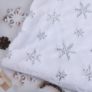 Tissu en polaire PV super doux brodé de flocons de neige dorés et argentés, tissu brillant pour vêtements - Product Image 4