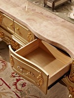 Table basse de style européen et français en bois massif luxueux avec plateau en marbre couleur champagne, design sculpté et espace de rangement, meuble TV