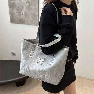 THK Nouveau Sac Fourre-tout Grande Capacité Tendance avec Bandoulière Papillon et Chaînes, Fermeture Éclair Unique, en Cuir PU de Haute Qualité pour Femme - Product Image 6