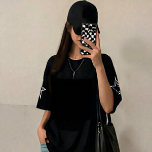 Camiseta Holgada Negra para Mujer con Estampado del Número 32, Cuello Redondo, Manga Corta, Informal, Tejido de Punto, 100% Algodón - Product Image 1