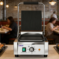 Grill plat commercial Comai avec plaques chauffantes supérieure et inférieure pour faire des paninis et des steaks.