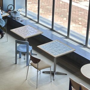 Juego de Mesa y Sillas de Comedor Personalizables de Acero Inoxidable con Cubierta de Cerámica Estilo Coreano para Restaurante, Pastelería o Cafetería - Product Image 3