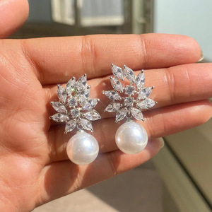 Orecchini Pendenti Minimalisti con Zirconi e Perle Finte per Donne, Gioielli Eleganti per Uso Quotidiano - Product Image 2