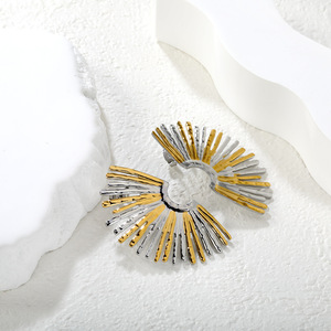 Pendientes geométricos de acero inoxidable de dos tonos dorados para mujer, elegantes y de alta gama, chapados en oro de 18k, estilo europeo americano. - Product Image 2