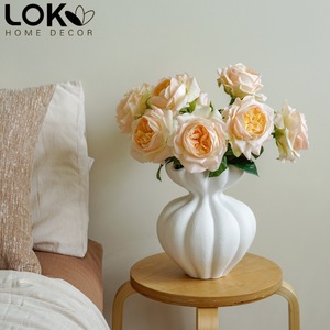 Rosas Artificiales de Goma Suave Realistas Hechas a Mano para Decoración de Bodas y Hogar - Product Image 4
